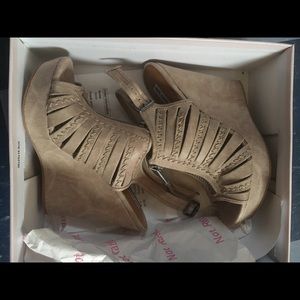 NIB not rated wedges 8.5